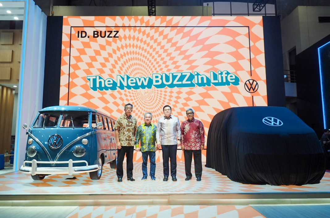 Kiri ke Kanan; Santiko Wardoyo, CEO Indomobil Dealership Group; Willianto Husada, Director Indomobil Group, Andrew Nasuri, Director Indomobil Group, Ahmad Badawi, Head of Sales & Marketing Volkswagen Indonesia