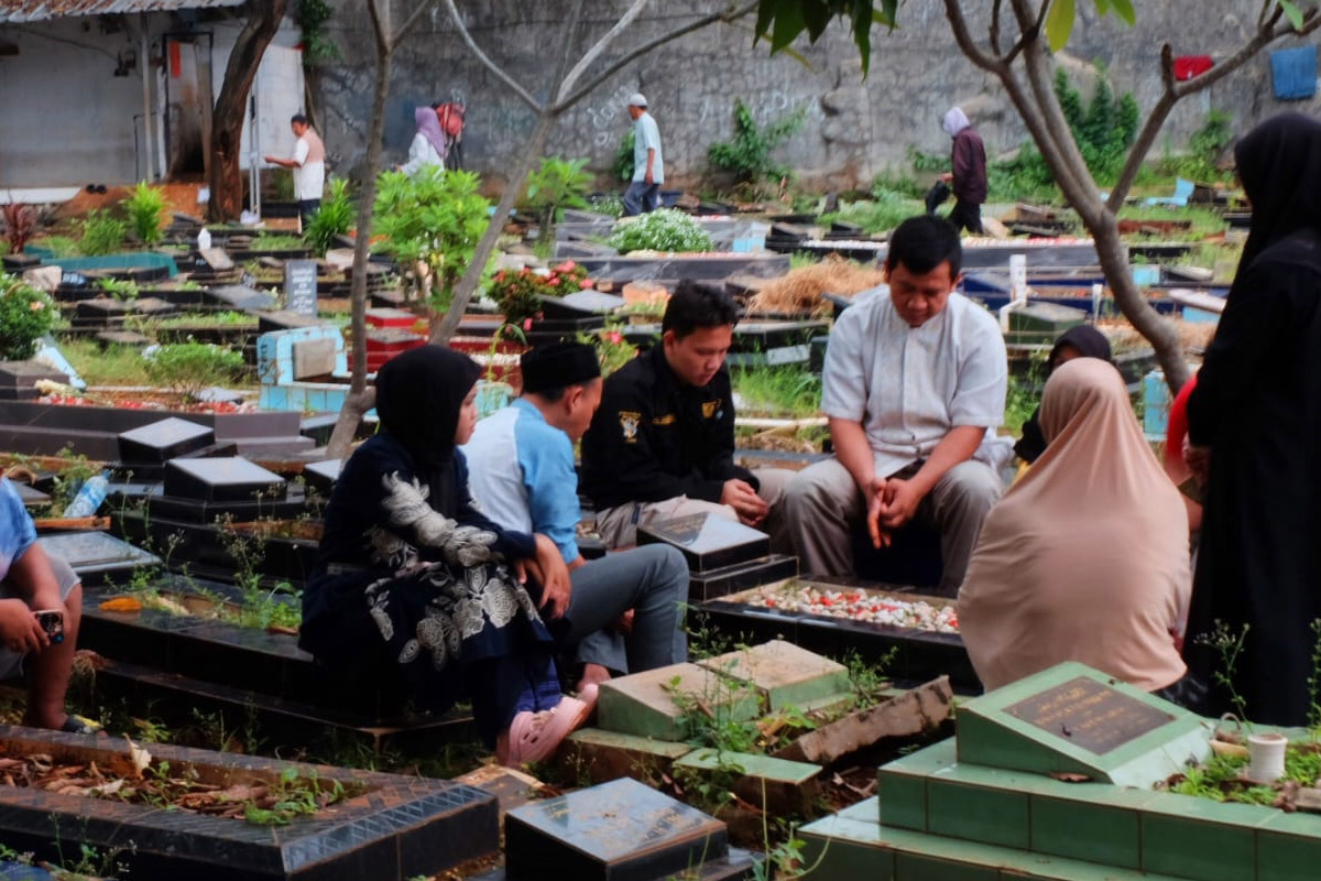 ziarah kubur sebuah tradisi yang melekat di masyarakat