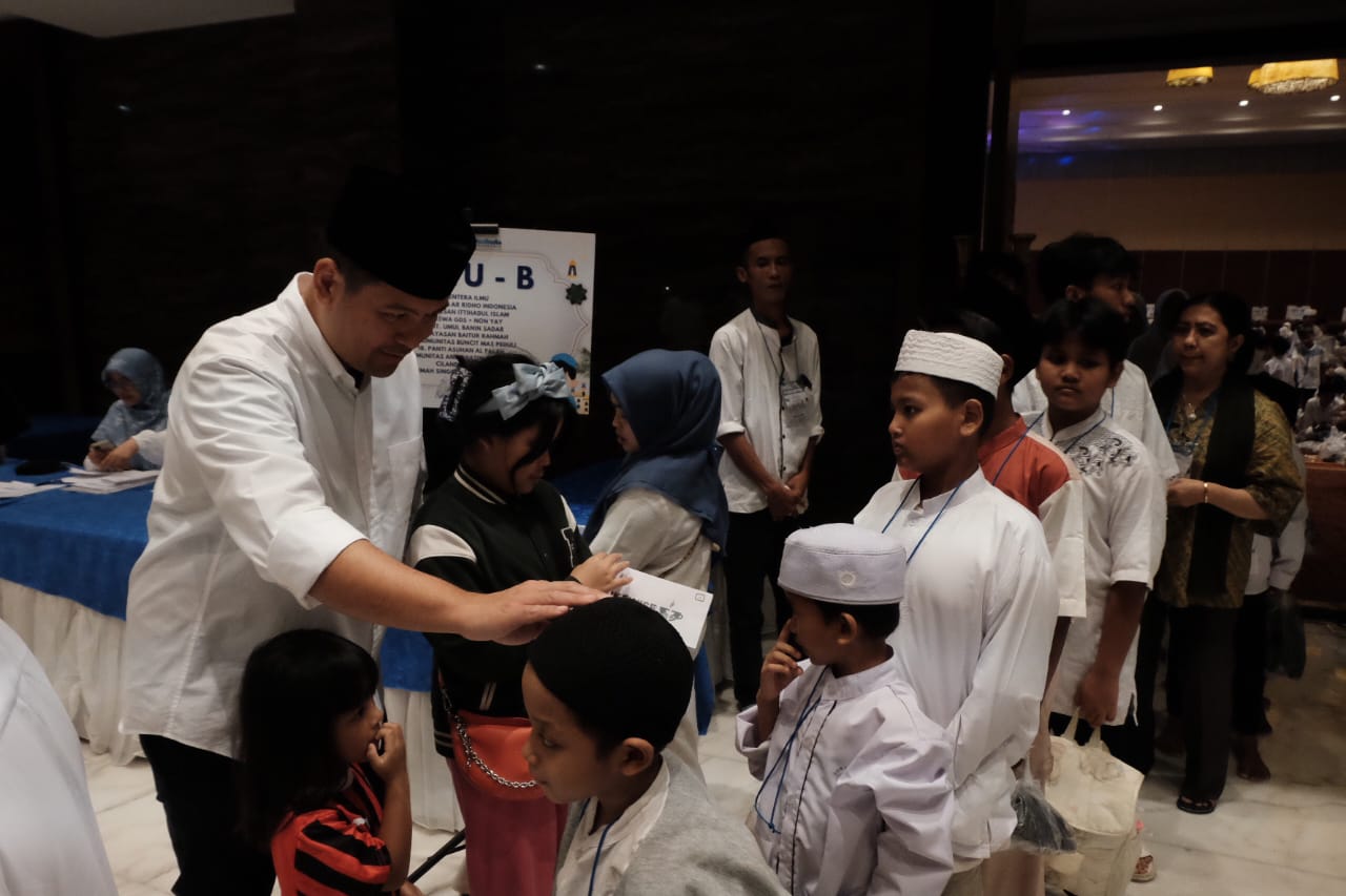 berbagi kepada anak yatim di taman mini indonesia indah