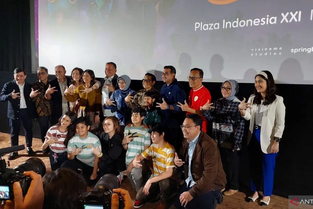 kementerian ekonomi kreatif dan jajaran kabinet merah putih bersama anggota komisi vii dpr ri nonton bareng film animasi anak jumbo