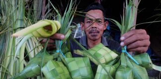 Pedagang sarung ketupat di Pasar Palmerah Jakarta.