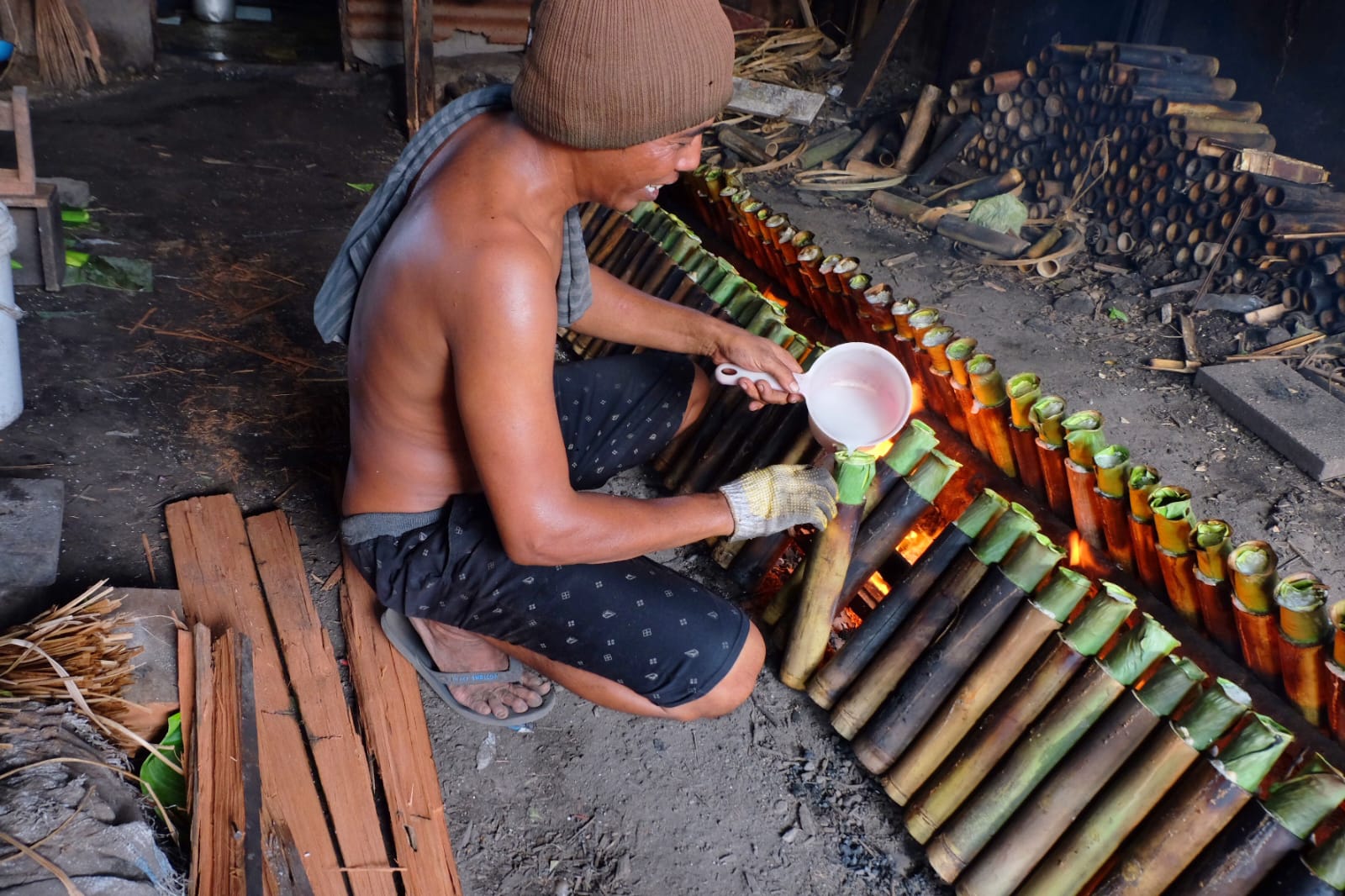 mengisi santan e dalam ketan dalam buluh