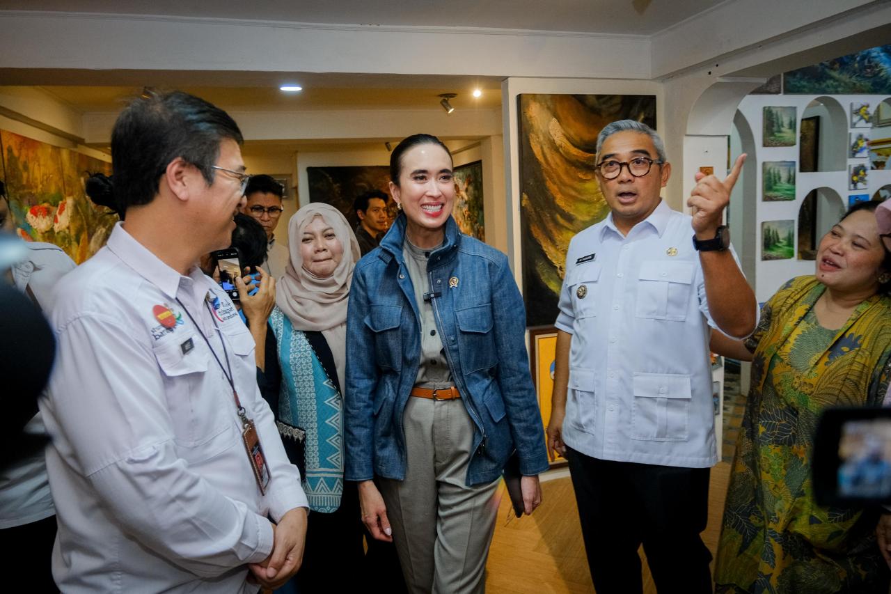 menteri pariwisata meninjau rumah seni ropih yang terletak di jalan braga bandung