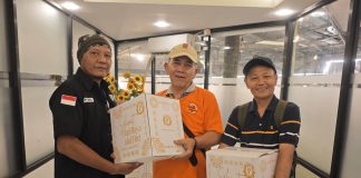 Sekjen YPJI Indrawan Ibonk menyerahkan bingkisan lebaran kepada teman - teman wartawan