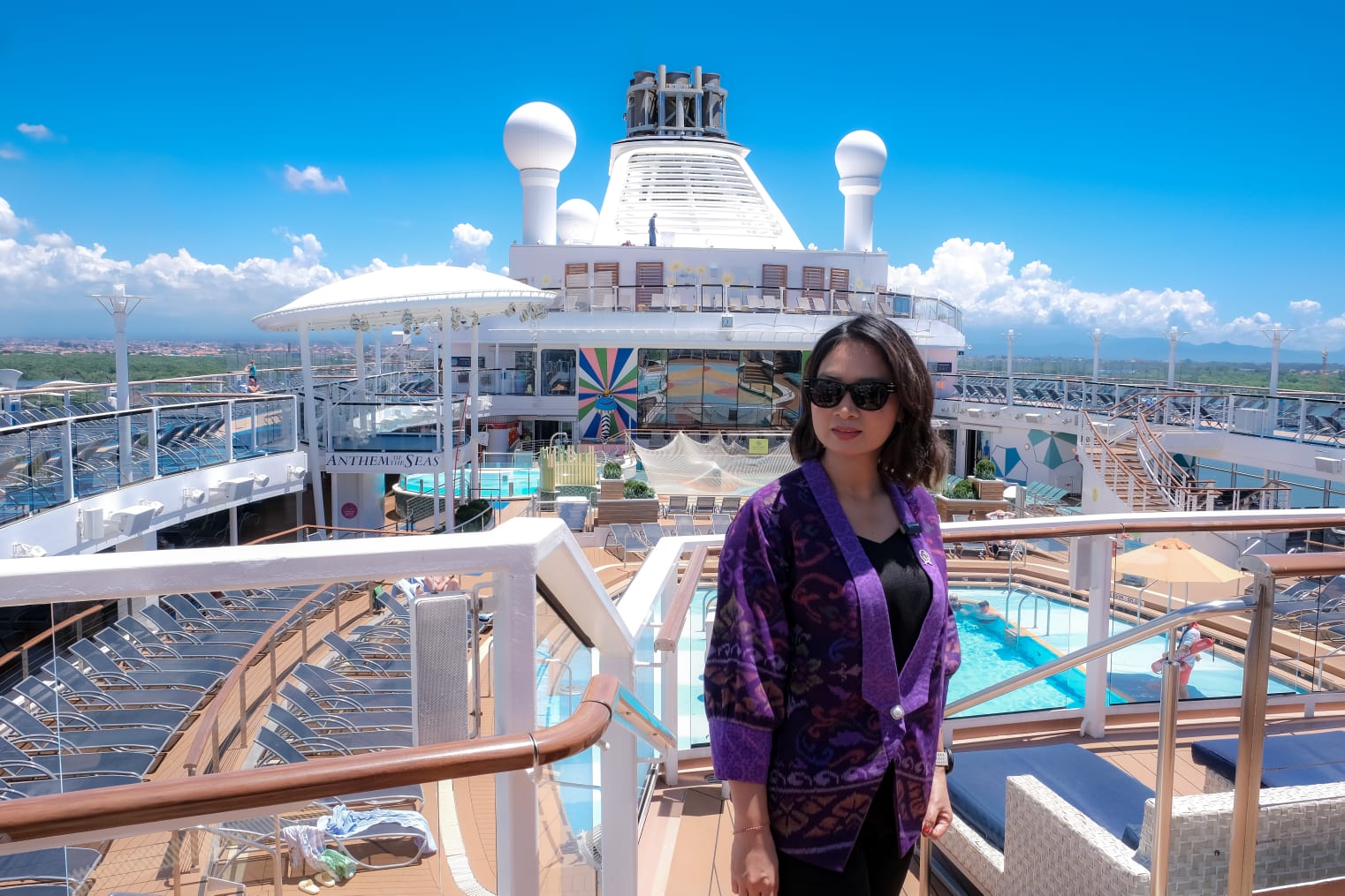 penampakan kapal pesiar mewah ‘anthem of the seas’ milik royal caribbean group di pelabuhan benoa, bali,