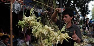 Penjual Kulit Ketupat Jelang Lebaran 2025