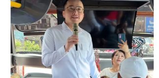 stephen wongso naik ke atas bus berpidato untuk melepas karyawan mudik gratis