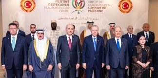 puan di tengah anggota delegasi forum parlemen bela palestina di turki