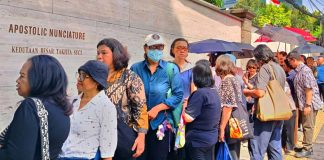 ratusan umat katolik di jakarta antri memberi penhormatan untuk paus di kedubes tahta suci vatikan