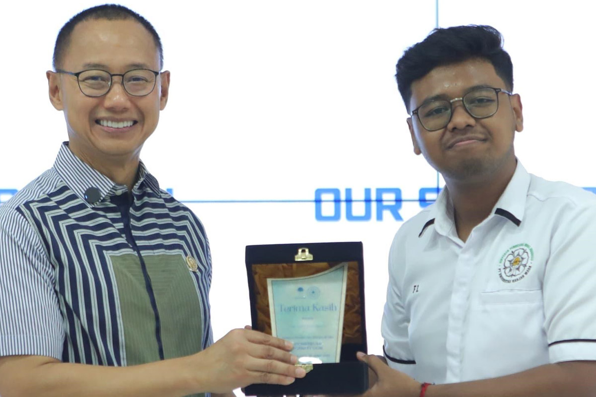 wakil ketua mpr eddy soeparno menerima cindera mata dari ketuahimpi ugm fadli la hadalia