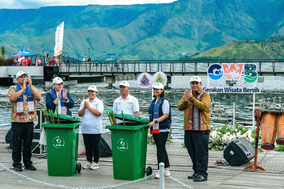 aksi gerakan wisata bersih yang berlangsung di waterfront city pangururan