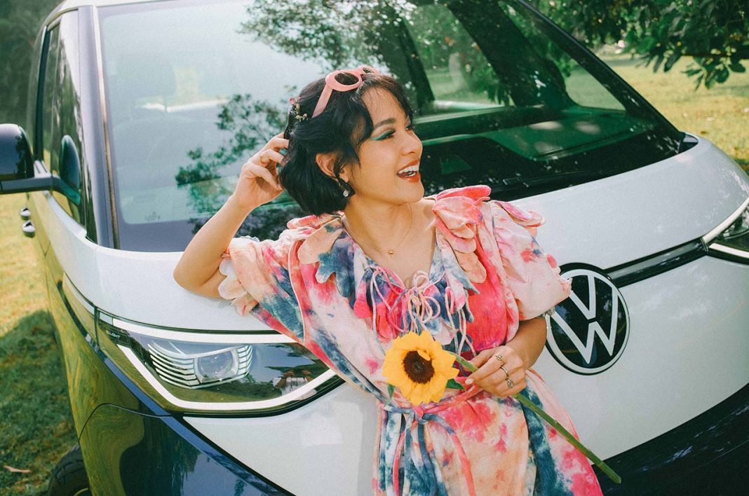 Andien bersama ID. BUZZ, menyanyikan lagu Bahagia di Ujung Jalan (New Buzz In Life) Andien bersama ID. BUZZ, menyanyikan lagu Bahagia di Ujung Jalan (New Buzz In Life)