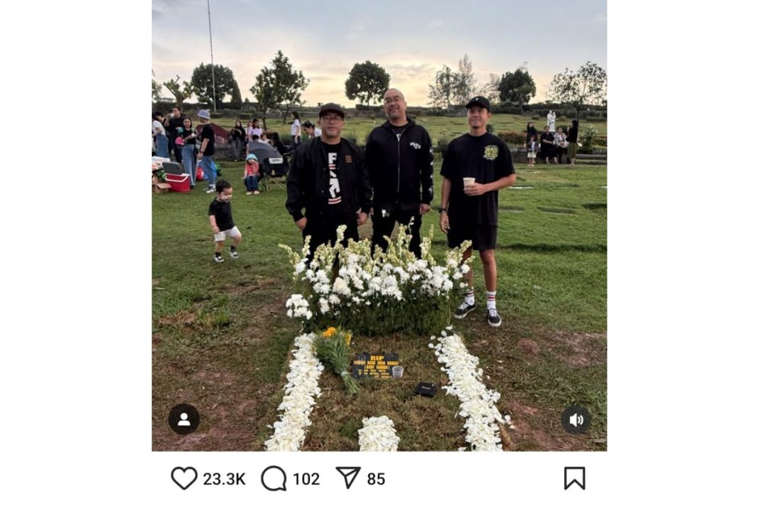 anggota band Seingai yang tersisa di makam Ricky Siahaan anggota band seingai yang tersisa di makam ricky siahaan