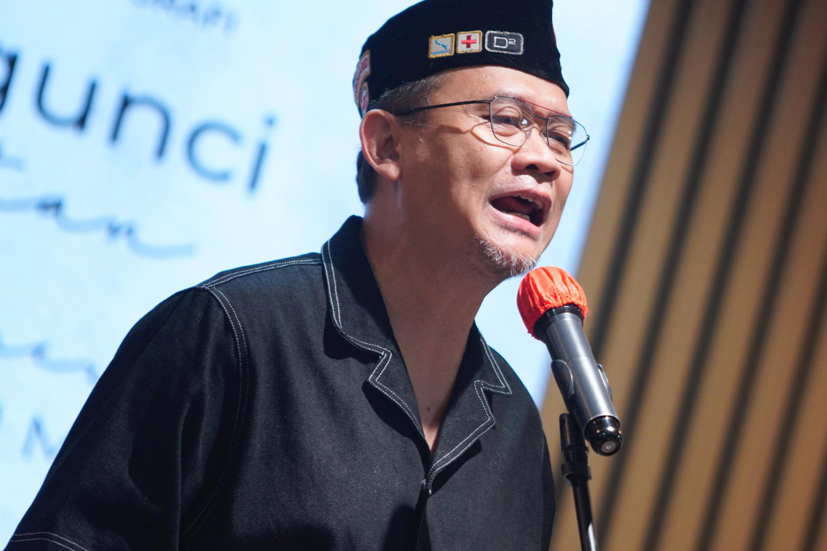 cak lontong utuk pertama kali membaca puisi di depan umum