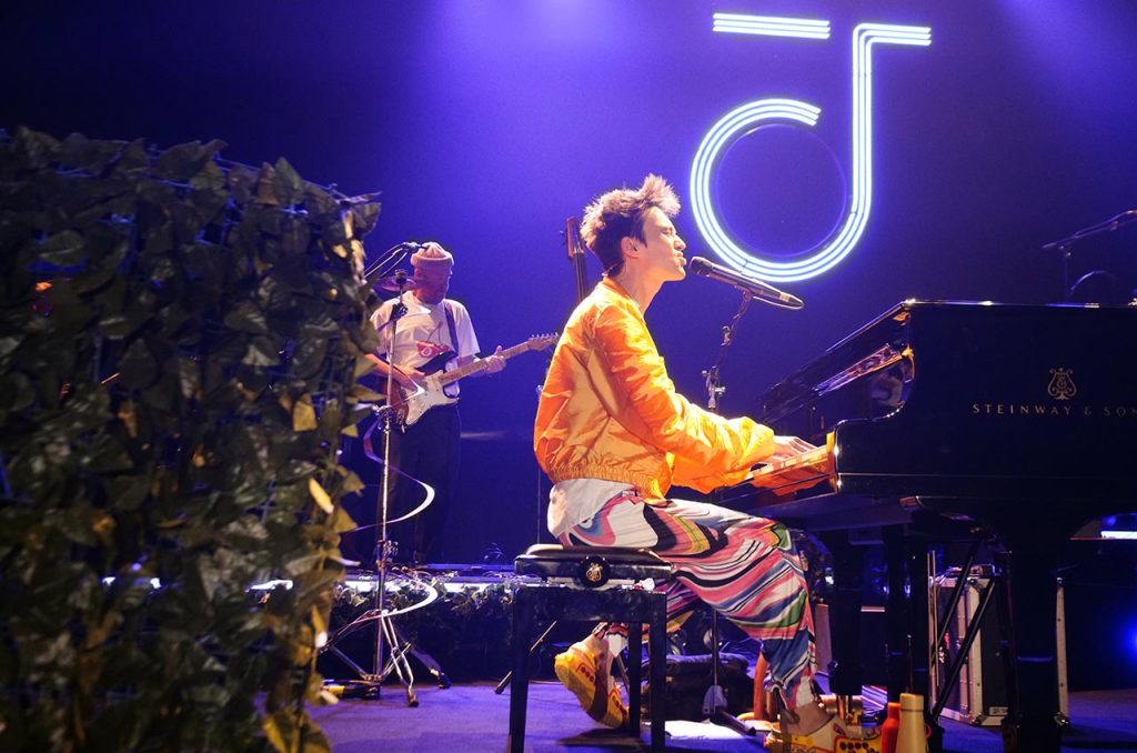 Special Show dari Jacob Collier di Java Jazz Festival 2025. Ia mengaku terharu bisa kembali tampil setelah terakhir kali manggung di Java Jazz sembilan tahun lalu
