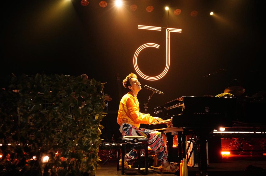 Musisi Jacob Collier saat menghibur penonton BNI Java Jazz Festival 2025 di JIExpo Kemayoran, Jakarta, 30 Mei 2025. Jacob membawakan sejumlah lagu diantaranya Little Blue, Wise Man Say, In To Deep, dan Somebody to Love