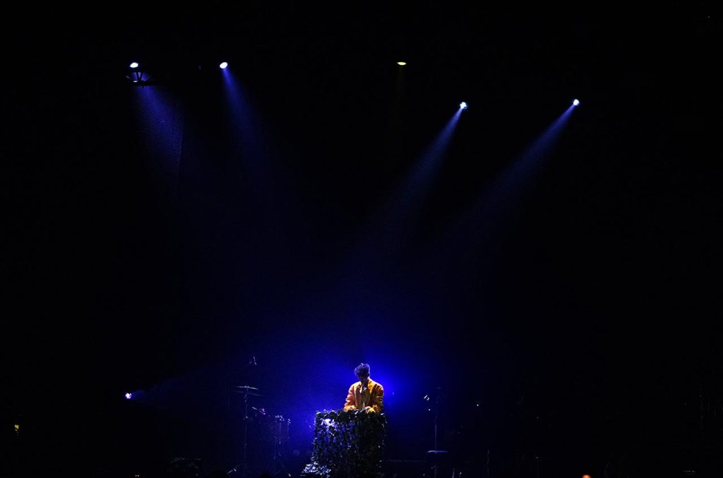 Aksi Multi-Instrumental Jacob Collier di BNI Java Jazz Festival 2025
