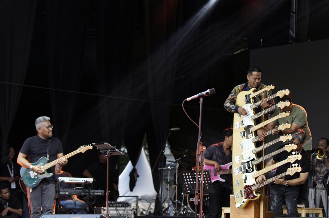 Jakarta Drum School All Stars_03 I Wayan Balawan memukau penonton lewat teknik touch tapping guitar saat membawakan 'Till There Was You'. Ia juga berkolaborasi dengan Harry Murti dan Achmad Ananda dalam lagu 'Oh! Darling', menggunakan gitar ikonik Fender 9 Neck Masterbuilt Prestige