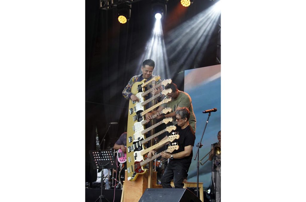 I Wayan Balawan memukau penonton lewat teknik touch tapping guitar saat membawakan 'Till There Was You'. Ia juga berkolaborasi dengan Harry Murti dan Achmad Ananda dalam lagu 'Oh! Darling', menggunakan gitar ikonik Fender 9 Neck Masterbuilt Prestige