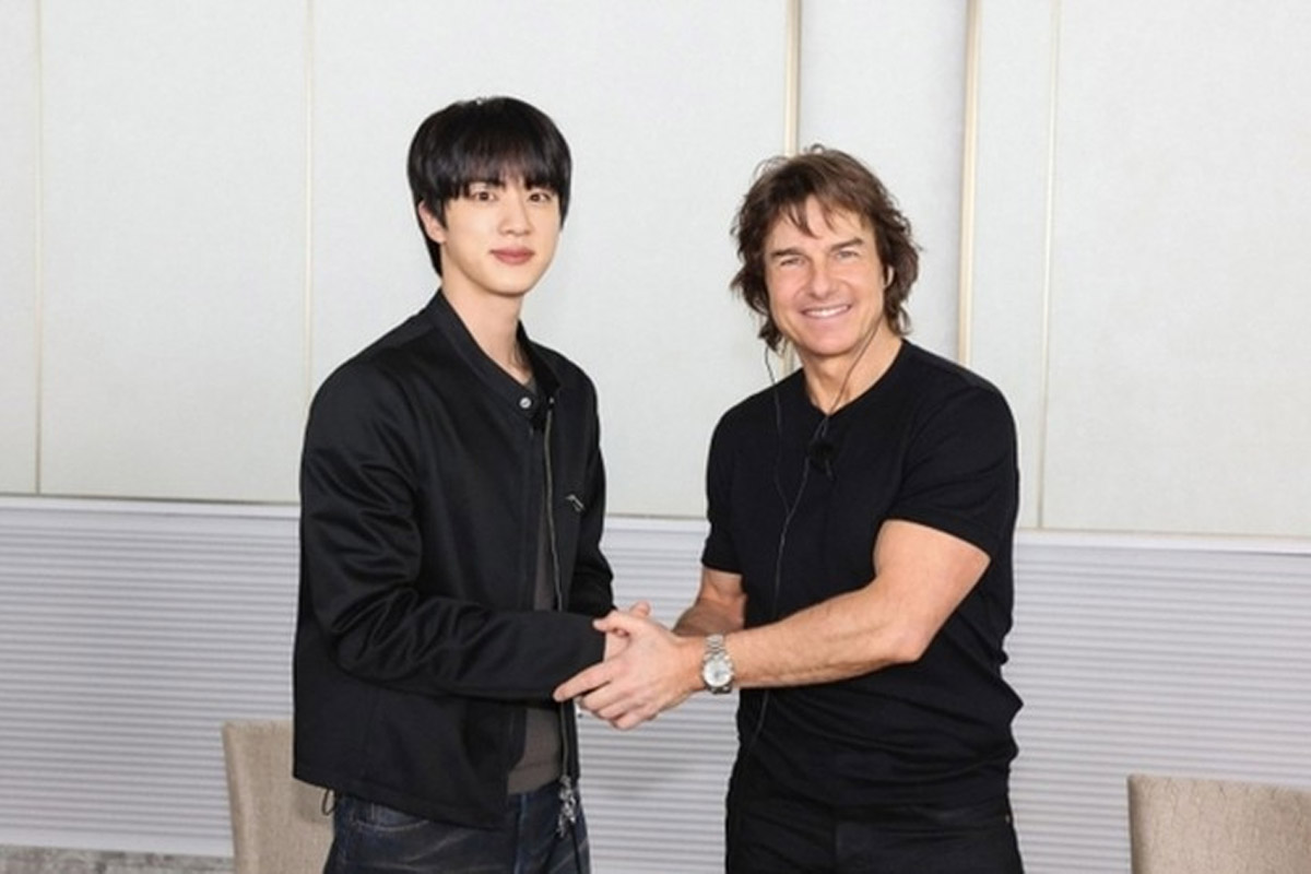 jin bts dan tom cruise untuk acara run jin