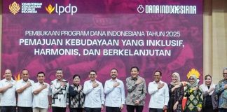 menbud fadli zon di tengah peluncuran dana indonesia 2025