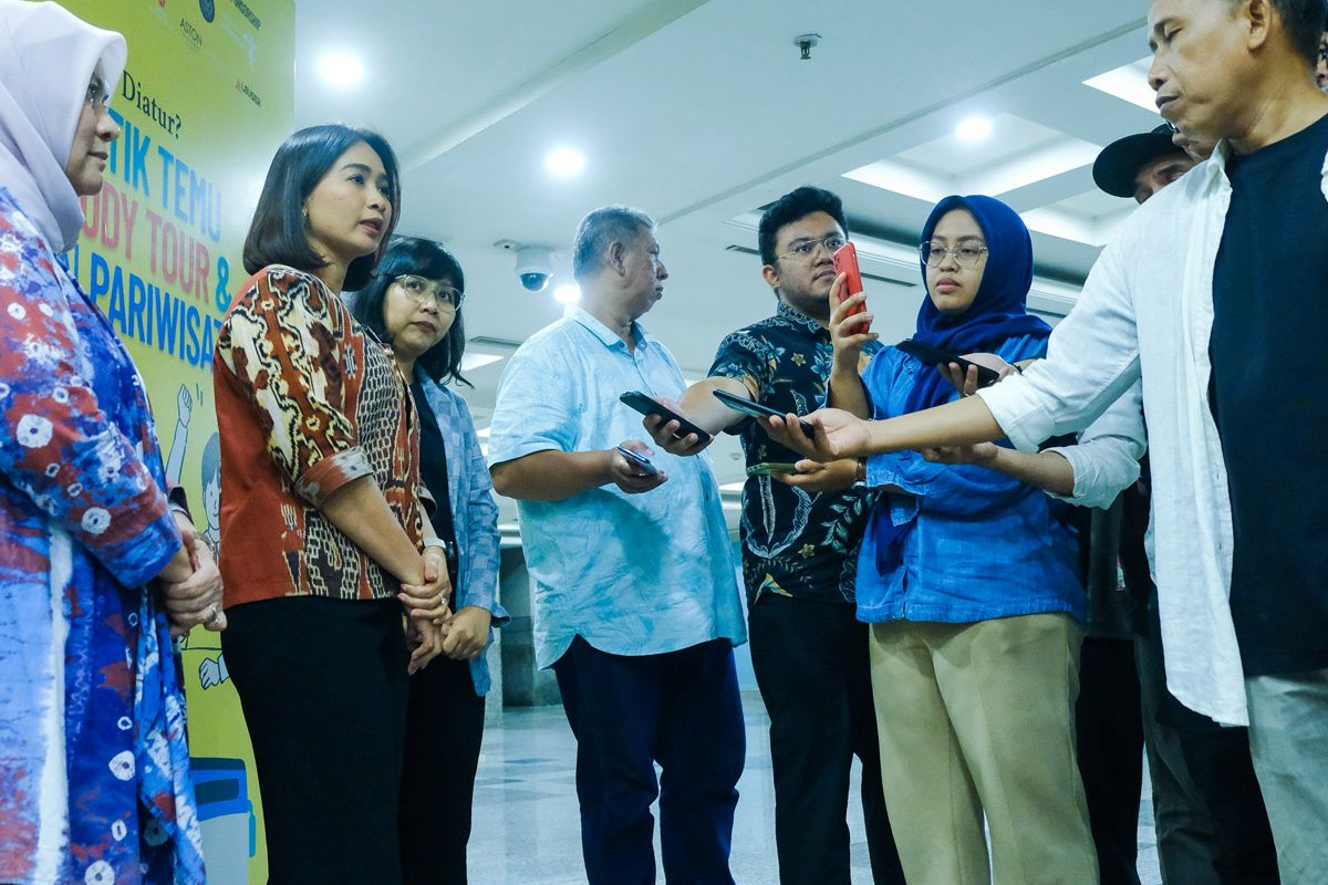 menjawab pertanyaan wartawan