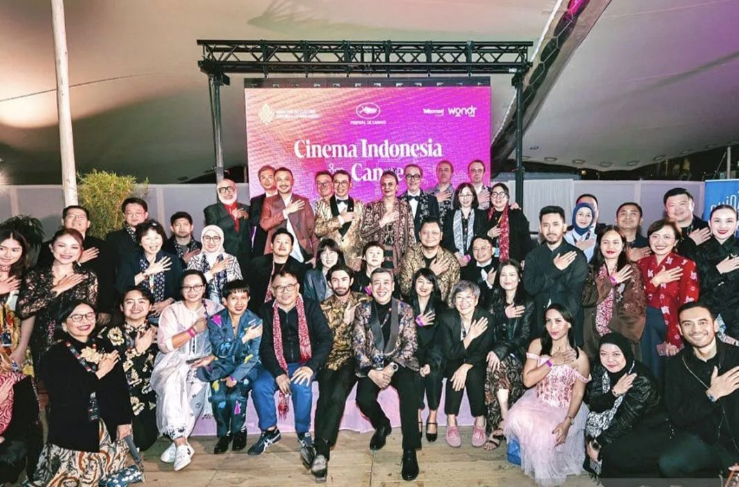 menteri kebudayaan fadli zon bersama tokoh industri perfilman indonesia saat acara indonesian cinema night pada festival film cannes