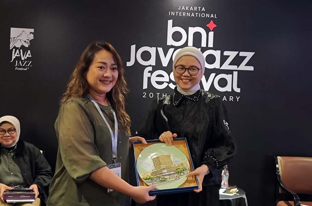 Perwakilan Sarinah menyerahkan plakat penghargaan kepada Dewi Gontha, Presiden Direktur Java Festival Production