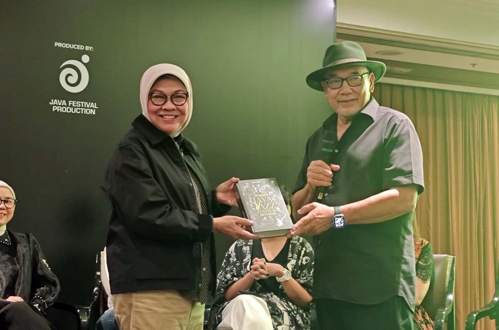Peter F. Gontha menyerahkan buku 'The Making of Java Jazz Festival' kepada Ibu Corina Leyla Karnalies sebagai simbol penghargaan atas dukungan BNI dalam perjalanan 20 tahun Java Jazz Festival, dalam konferensi pers di Hotel Borobudur, Jakarta, Rabu (28/5/2025).