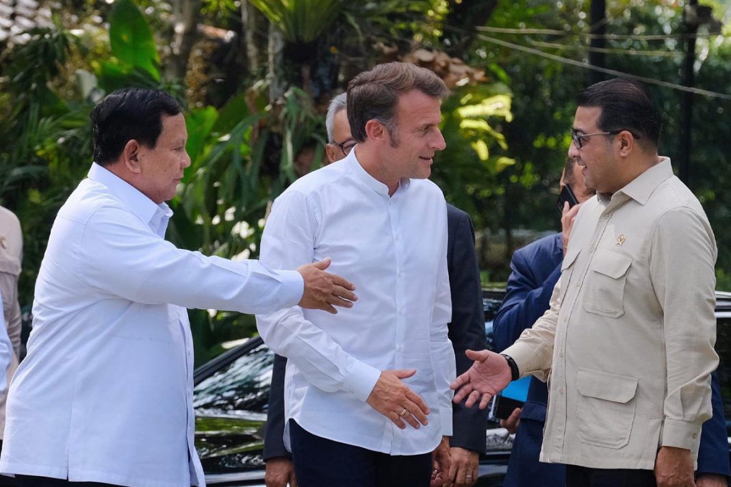 Presiden Macron yang didampingi oleh Presiden Prabowo tiba di kompleks Borobudur pukul 1400 WIB dan langsung disambut oleh Menteri Ekonomi Kreatif Teuku Riefky Harsya, presiden macron yang didampingi oleh presiden prabowo tiba di kompleks borobudur pukul 1400 wib dan langsung disambut oleh menteri ekonomi kreatif teuku riefky harsya,