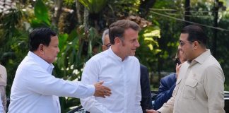 presiden macron yang didampingi oleh presiden prabowo tiba di kompleks borobudur pukul 1400 wib dan langsung disambut oleh menteri ekonomi kreatif teuku riefky harsya,