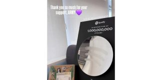 unggahan v bts via instagram yang memperlihatkan plakat soptify
