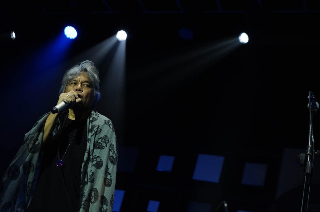 Dari "Bareh Solok" hingga "Bimbi", Kadri Mohammad menyuguhkan kekayaan musikal yang penuh emosi dan energi. Panggung BYD Hall pun larut dalam irama funk-blues yang menggigit!