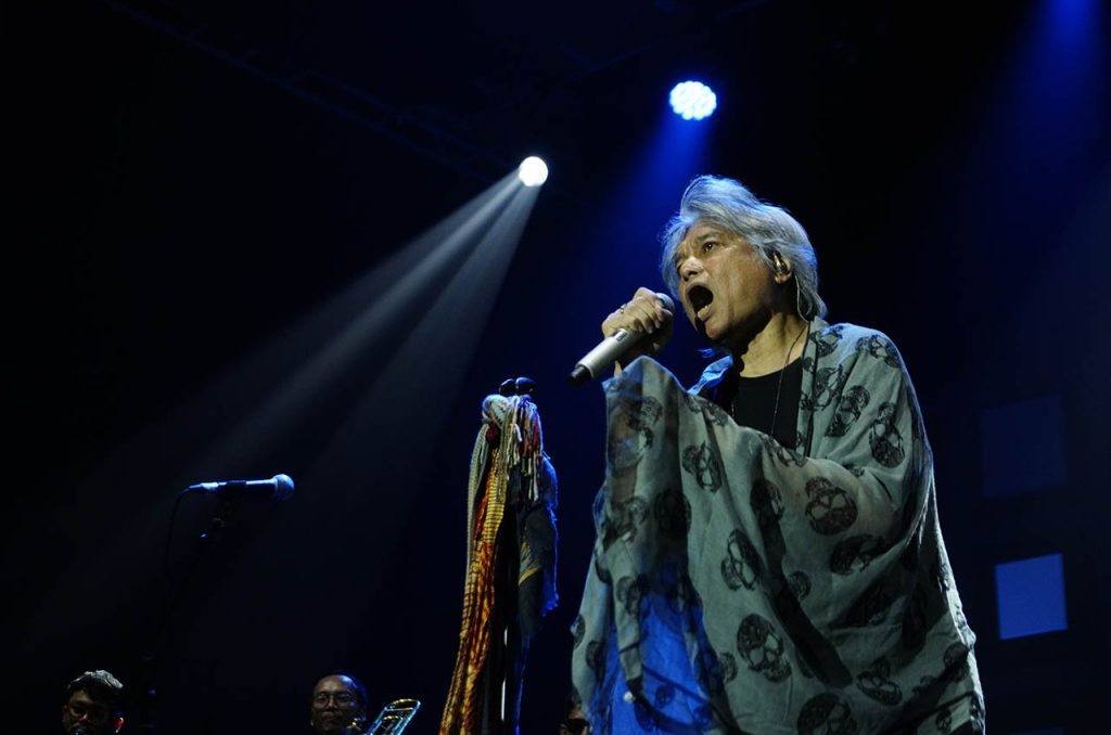 Dari "Bareh Solok" hingga "Bimbi", Kadri Mohammad menyuguhkan kekayaan musikal yang penuh emosi dan energi. Panggung BYD Hall pun larut dalam irama funk-blues yang menggigit!