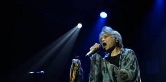 Dari "Bareh Solok" hingga "Bimbi", Kadri Mohammad menyuguhkan kekayaan musikal yang penuh emosi dan energi. Panggung BYD Hall pun larut dalam irama funk-blues yang menggigit!