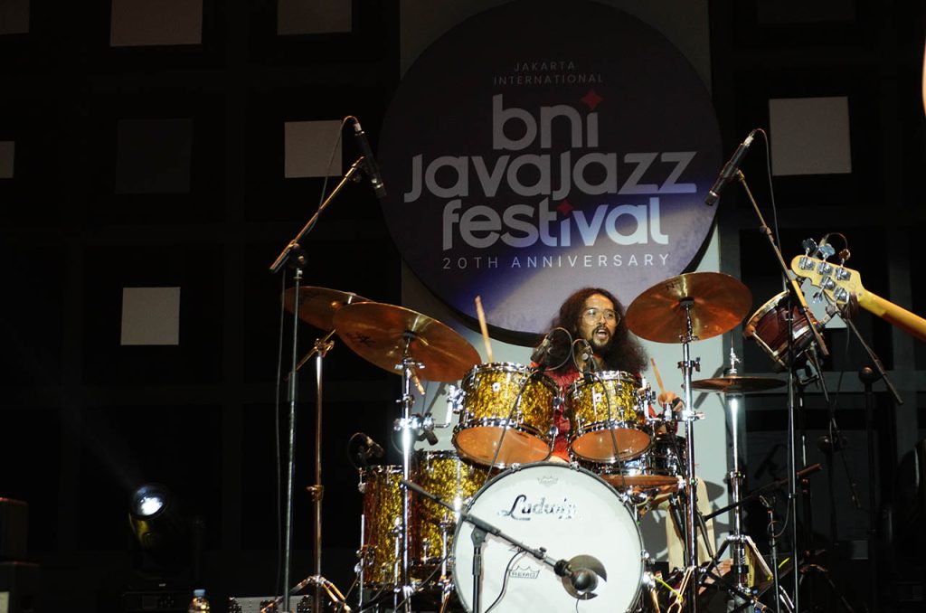 Kolaborasi lintas generasi yang eksplosif! Arya Novanda & KADRI FLOWER GENERATION Feat. Karung Brass suguhkan pengalaman musikal yang tak terlupakan di Java Jazz 2025.