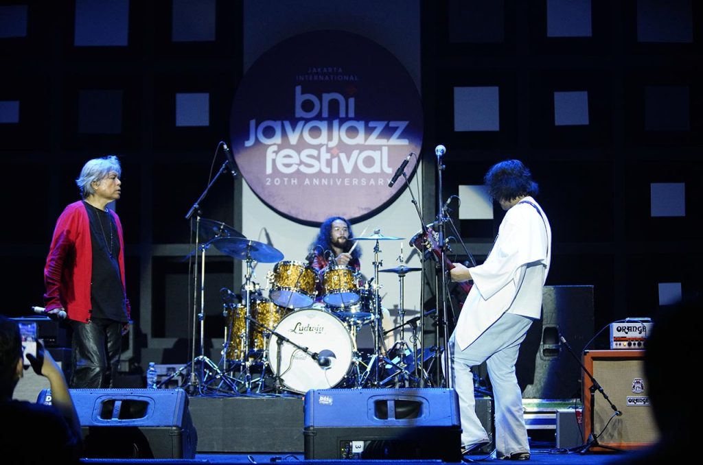 Kolaborasi lintas generasi yang eksplosif! Arya Novanda & KADRI FLOWER GENERATION Feat. Karung Brass suguhkan pengalaman musikal yang tak terlupakan di Java Jazz 2025.