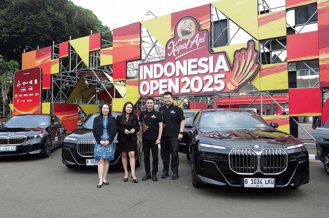 BMW Official Mobility Partner PBSI_1 BMW Indonesia kembali menjadi Official Mobility Partner PBSI dan menyediakan 15 kendaraan mewah untuk mendukung Kapal Api Indonesia Open 2025 di Istora Senayan, Jakarta.