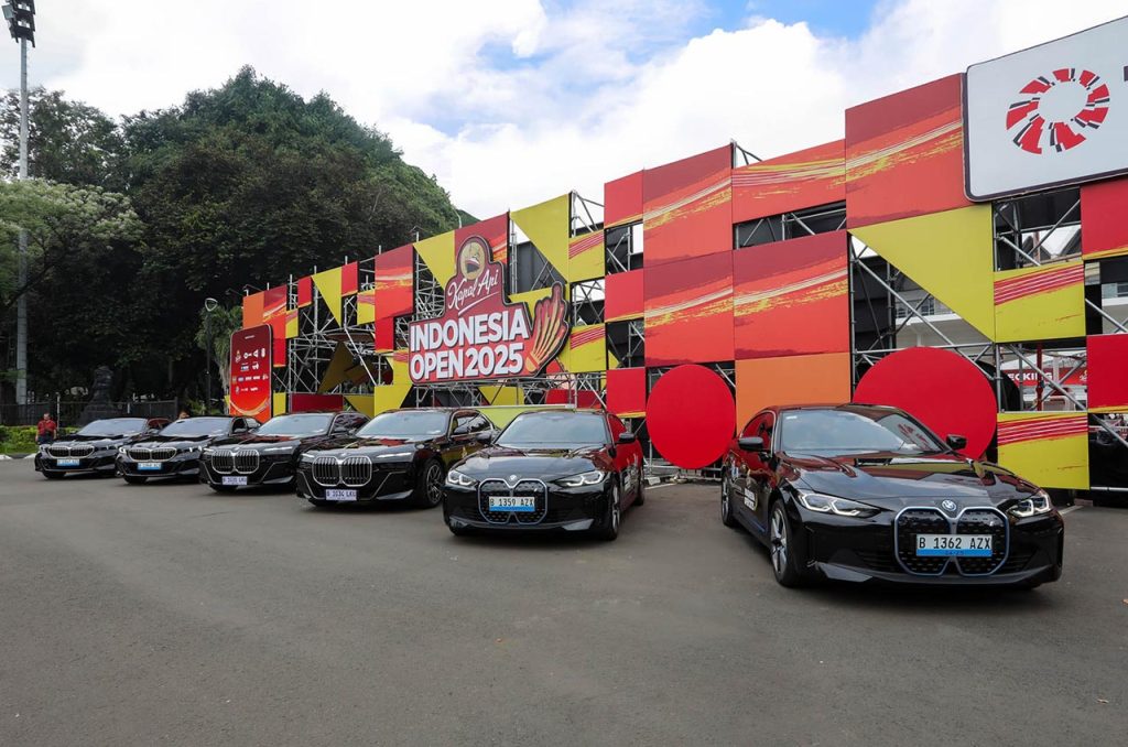 Deretan mobil BMW yang mendukung Kapal Api Indonesia Open 2025: BMW 735i M Sport, BMW i4 eDrive35, BMW i5 eDrive40, hingga SAV listrik BMW iX1 eDrive20 M Sport, siap hadirkan kenyamanan dan performa kelas dunia bagi para atlet dan tamu VIP.