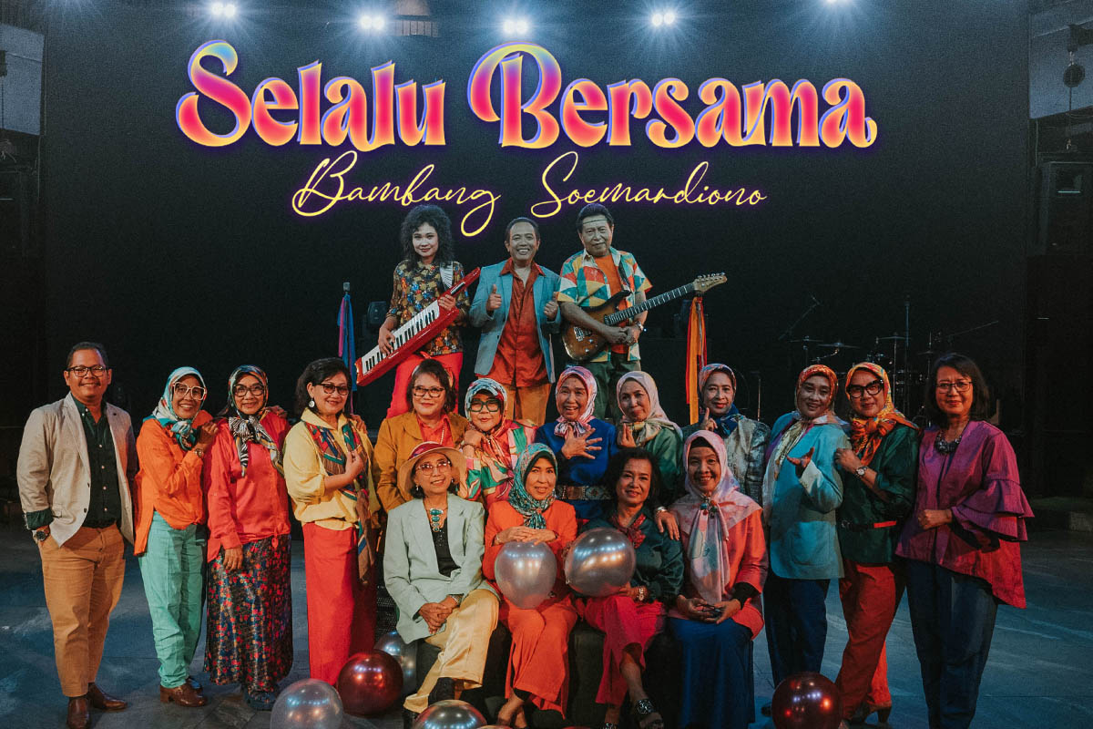 di lokasi syuting video klip penuh warna yang memadukan fashion, koreografi, dan suasana khas dekade yang penuh gaya itu