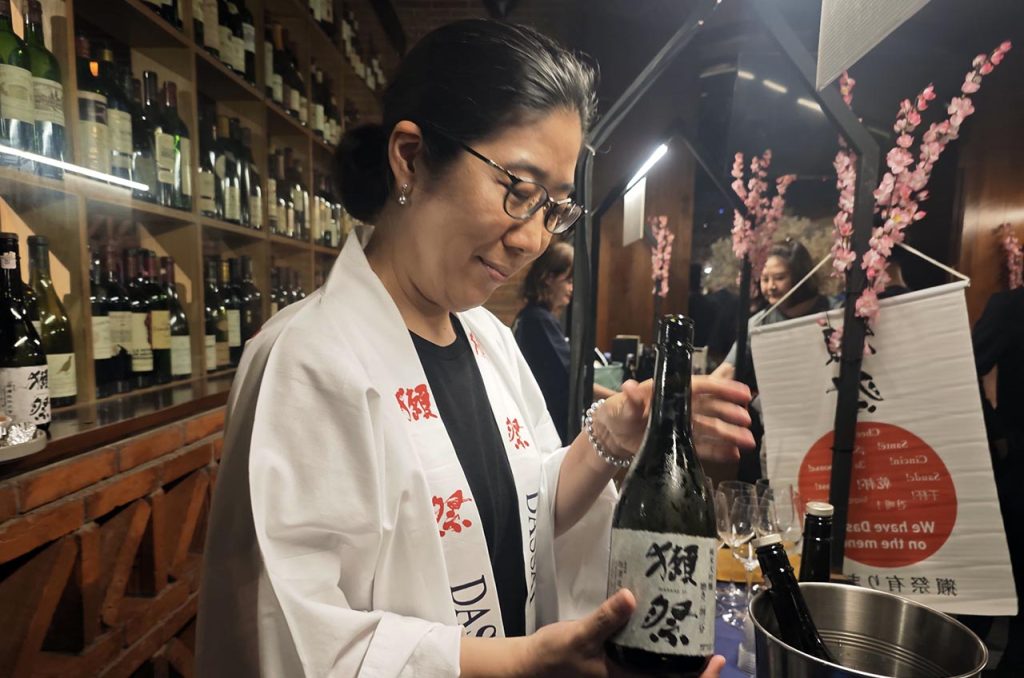 Madoka Numata, perwakilan resmi Dassai, hadir langsung di Festival Sake 2025 Jakarta untuk berbagi wawasan tentang kualitas dan tradisi dalam produksi sake premium Dassai.