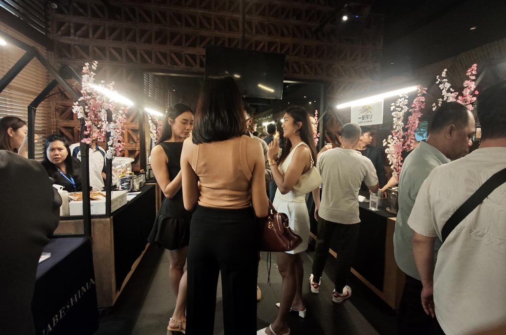 Suasana meriah Festival Sake 2025 di Vin+ Arcadia Jakarta, tempat para pengunjung menikmati sesi tasting sekaligus belajar tentang keunikan minuman fermentasi khas Jepang
