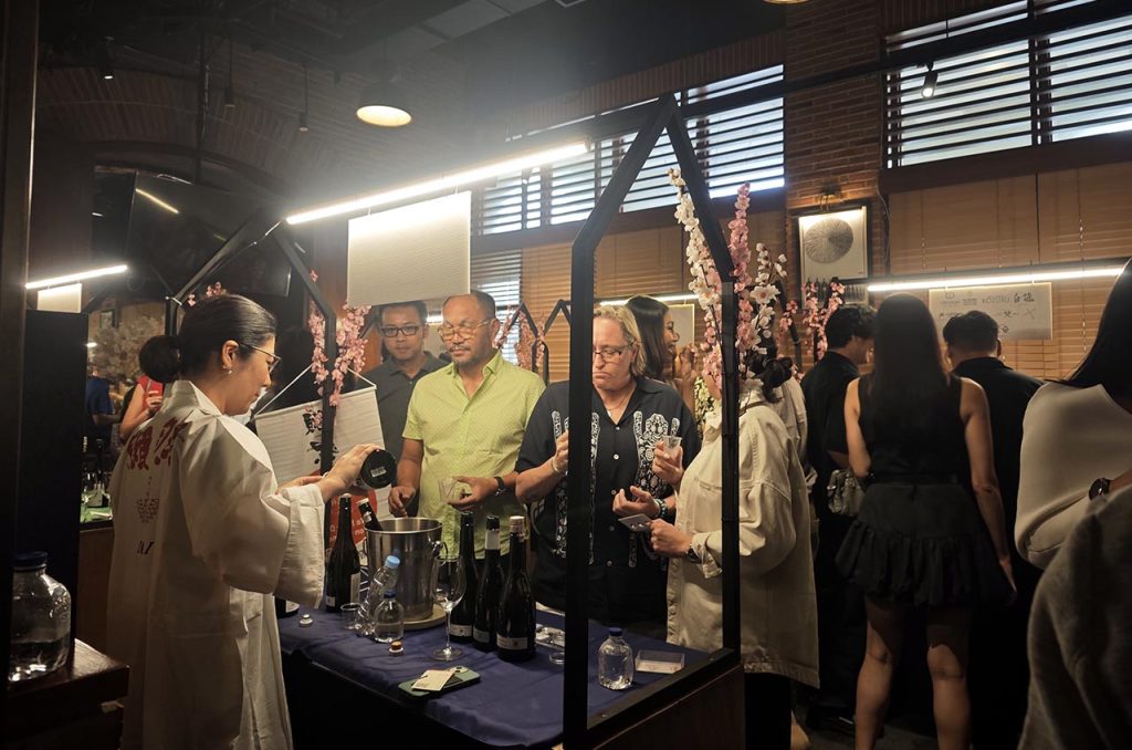 Suasana meriah Festival Sake 2025 di Vin+ Arcadia Jakarta, tempat para pengunjung menikmati sesi tasting sekaligus belajar tentang keunikan minuman fermentasi khas Jepang