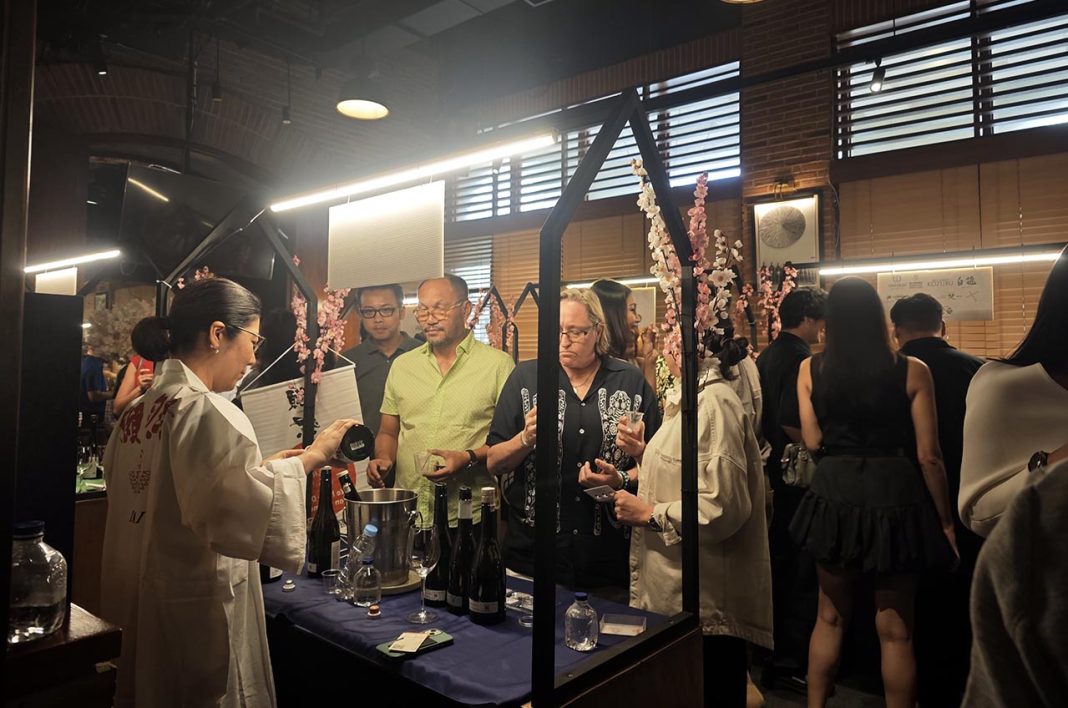 Festival Sake di VIN+ Arcadia Jakarta_04 Suasana meriah Festival Sake 2025 di Vin+ Arcadia Jakarta, tempat para pengunjung menikmati sesi tasting sekaligus belajar tentang keunikan minuman fermentasi khas Jepang
