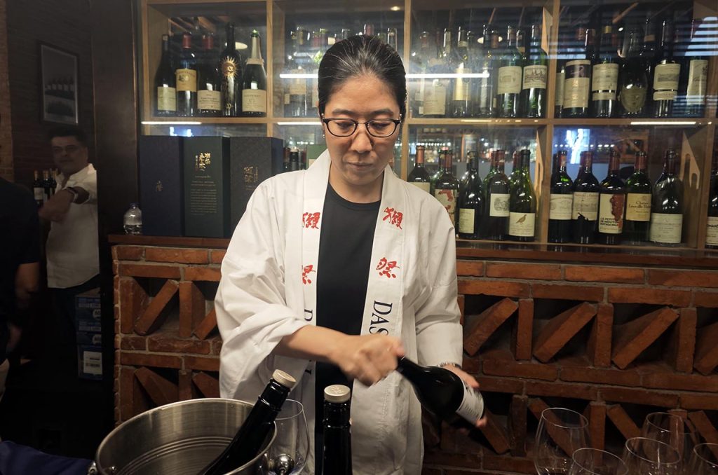 Madoka Numata menyajikan sake premium Dassai di Festival Sake 2025, Vin+ Arcadia Jakarta
