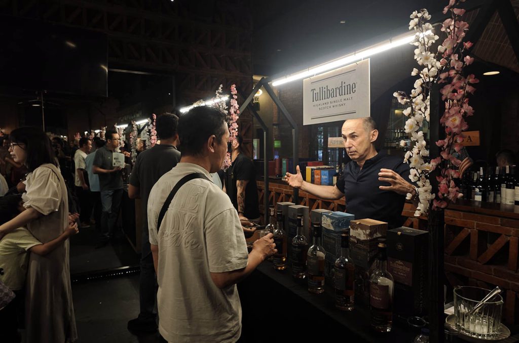 Suasana meriah Festival Sake 2025 di Vin+ Arcadia Jakarta, tempat para pengunjung menikmati sesi tasting sekaligus belajar tentang keunikan minuman fermentasi khas Jepang