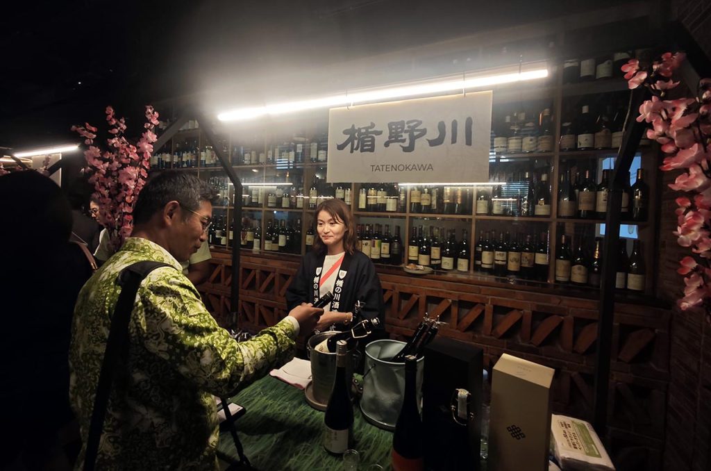 Suasana meriah Festival Sake 2025 di Vin+ Arcadia Jakarta, tempat para pengunjung menikmati sesi tasting sekaligus belajar tentang keunikan minuman fermentasi khas Jepang