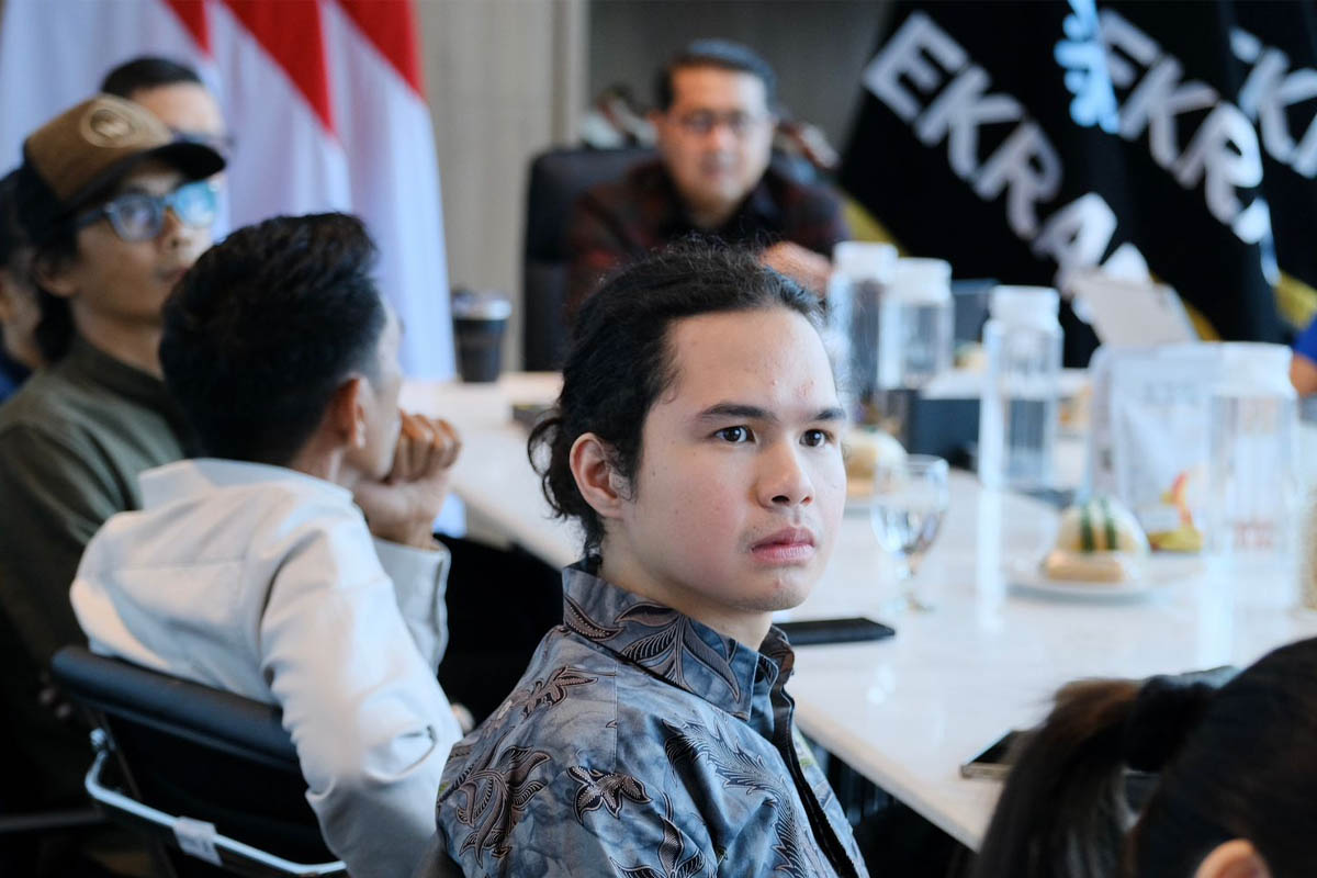 ikon musisi fnan, dul djaelani di tengah meeting