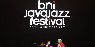 Pendiri Java Jazz Festival, Peter F. Gontha, turut naik ke atas panggung usai penampilan Krisdayanti. Ia memberikan sebuket bunga dan menyampaikan rasa terima kasihnya. “Terima kasih buat Krisdayanti yang sudah mau menghibur kita