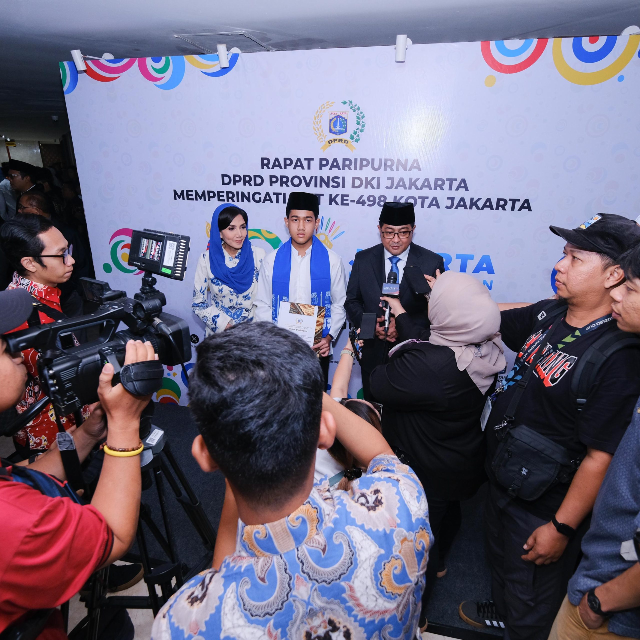 menparekraf bersama ena putranya, teuku rifat renanda harsya, menerima penghargaan sebagai atlet berkuda berprestasi